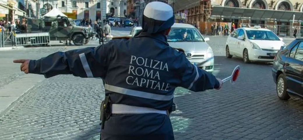 Duello con i Vigili, non si ferma all'alt e prende la via contromano