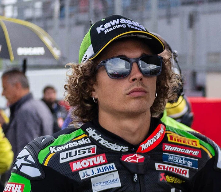 Axel Bassani conquista la patente moto: l'ironia di un campione