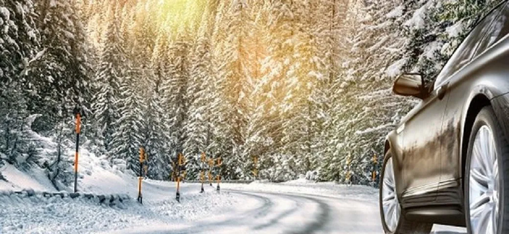 Come guidare d’inverno: tecniche di guida e frenata