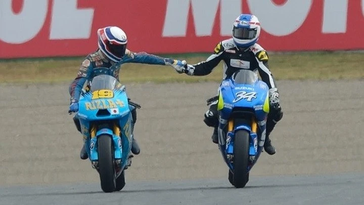 MotoGP, Suzuki: Kevin Schwantz e Franco Uncini presentano il prototipo GSX-RR 2015 a Motegi [Foto]