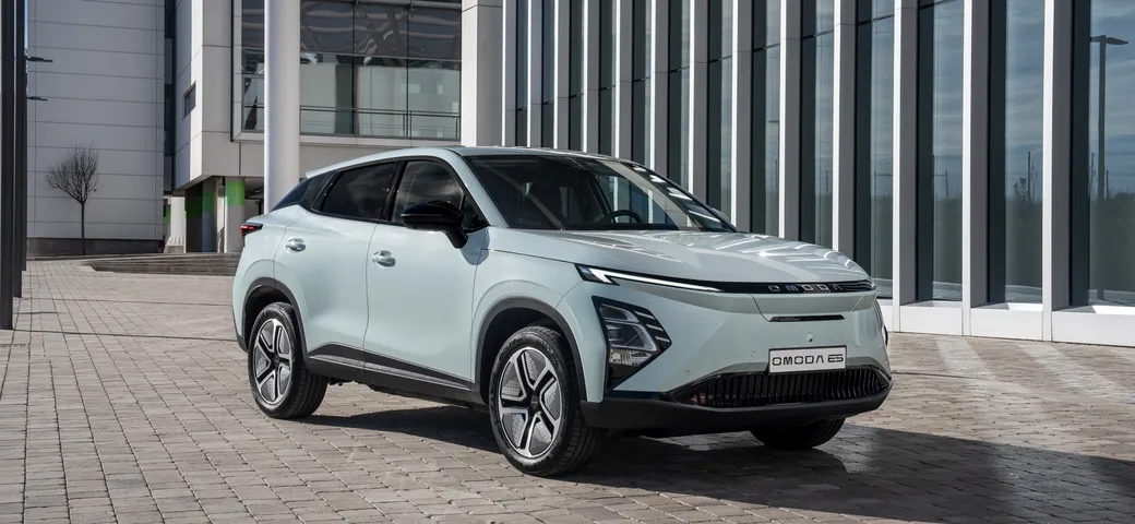 Omoda 5 EV: il debutto in Italia con versioni e prezzi per il SUV elettrico cinese