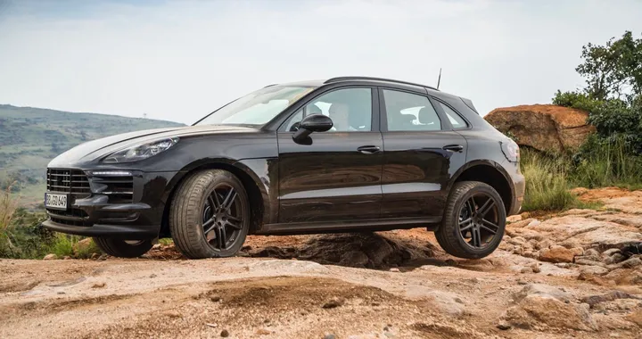 Porsche Macan: video e foto spia 'ufficiali' della versione restyling