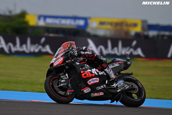 L'Aprila RS-GP25 si fa bella per Jerez: Lorenzo Savadori alla guida del cambiamento