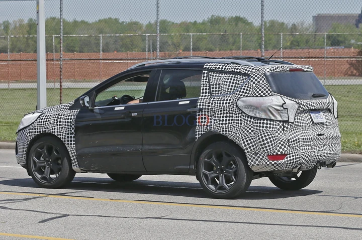Ford Kuga 2016: foto spia su strada