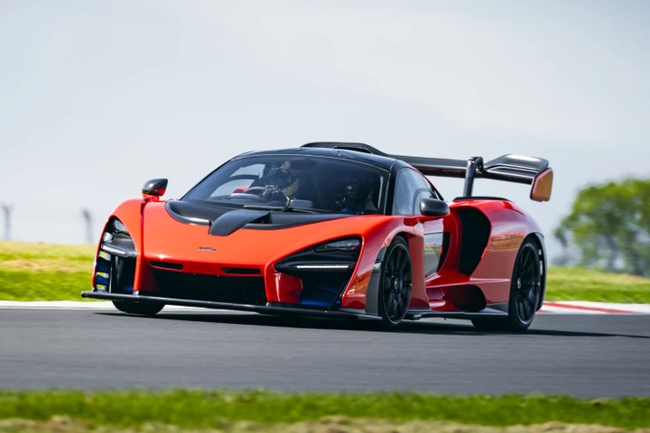 Bruno Senna onora il Giro degli Dei dello zio Ayrton con un record su McLaren Senna