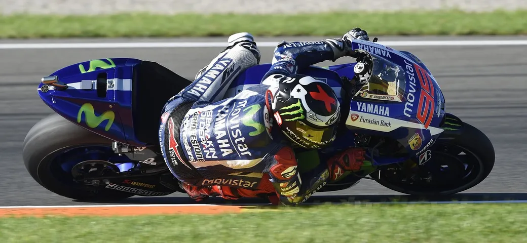 MotoGP Valencia: Lorenzo, che pole! Rossi nella… polvere