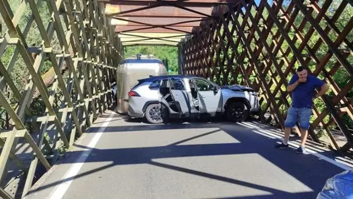 Caos sul ponte di ferro di Oleggio, roulotte resta bloccata: traffico in tilt