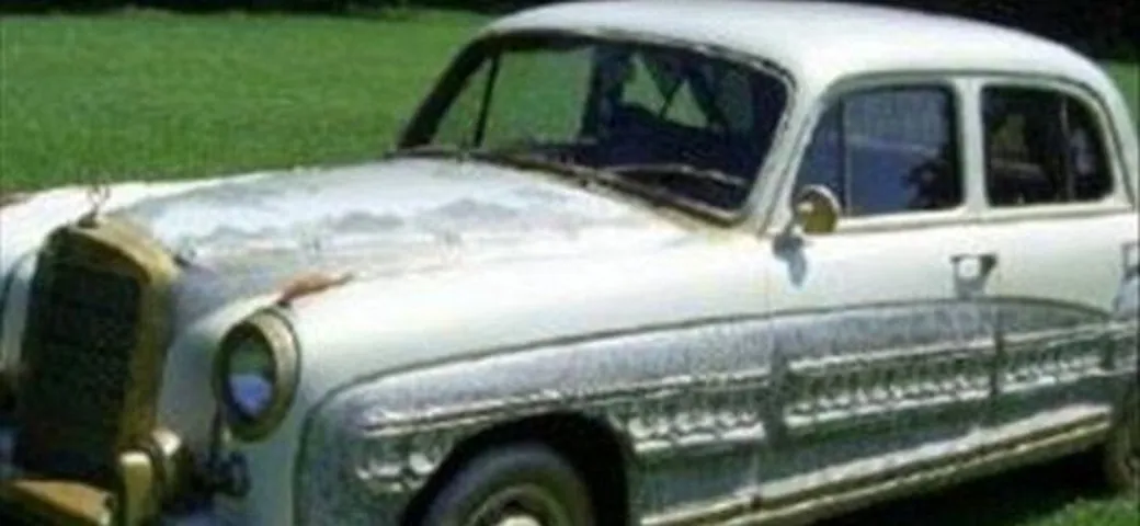 In vendita la Mercedes 220S regalata a Muhammad Alì. E' rivestita d'oro e pietre preziose
