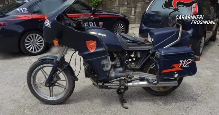 Moto Guzzi ex Carabinieri con sirene attive: scatta il sequestro
