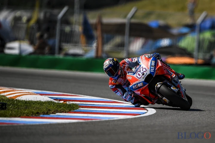 MotoGP, “doppietta” Rossa: Dovizioso e Lorenzo mettono Marquez nella morsa