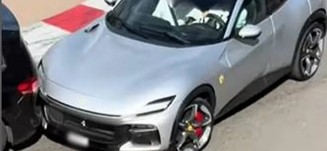 Leclerc, con la sua Ferrari Purosangue, tampona un'auto a Monte Carlo