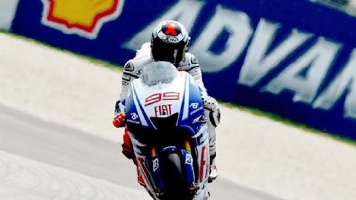 Lorenzo in testa nonostante i problemi al mignolo. Rossi: 
