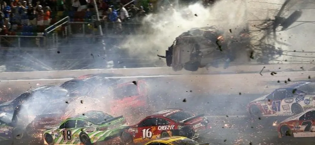 Nascar: Austin Dillon vola contro le barriere. Il video dalle tribune