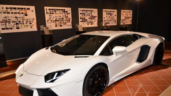 Lamborghini Aventador LP 700-4: Roma, Chiostro del Bramante