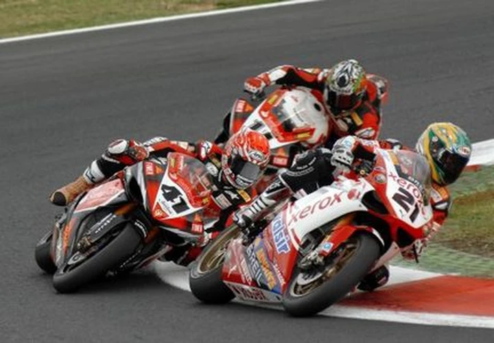 Gran doppietta di Haga. Festa rinviata per Bayliss. Paura per Biaggi