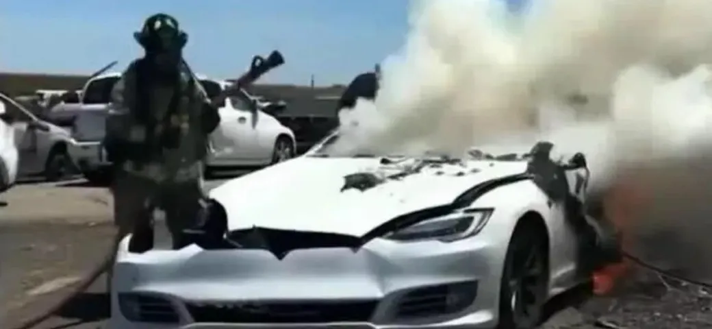 Tesla a fuoco in un cantiere dopo una lunga sosta [Video]