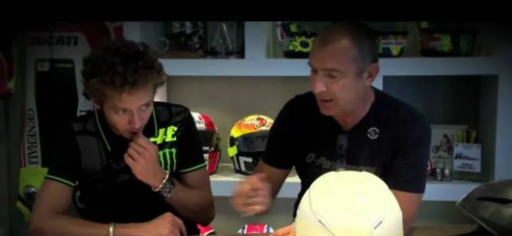 MotoGP, Mugello: il 'making of' del casco speciale di Rossi /video