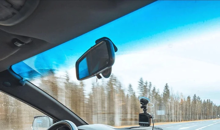 Perché la fascia oscurante sul parabrezza sta scomparendo dalle auto
