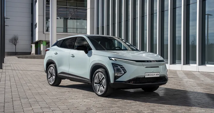 Omoda 5 EV: il debutto in Italia con versioni e prezzi per il SUV elettrico cinese