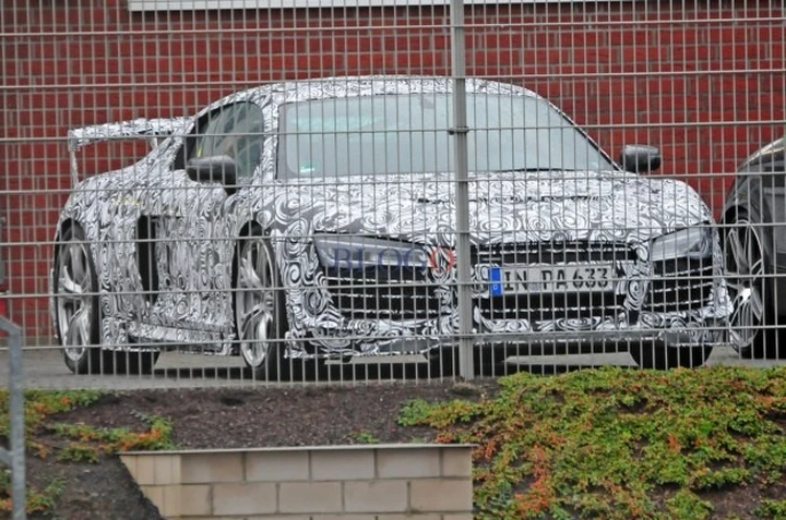 Audi R8 V10: foto spia di un modello estremo