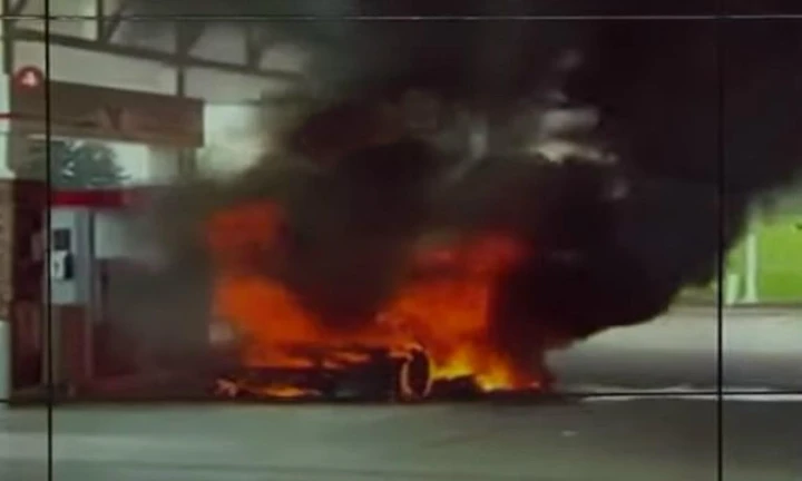 Una McLaren 765LT nuova si incendia dal benzinaio [Video]