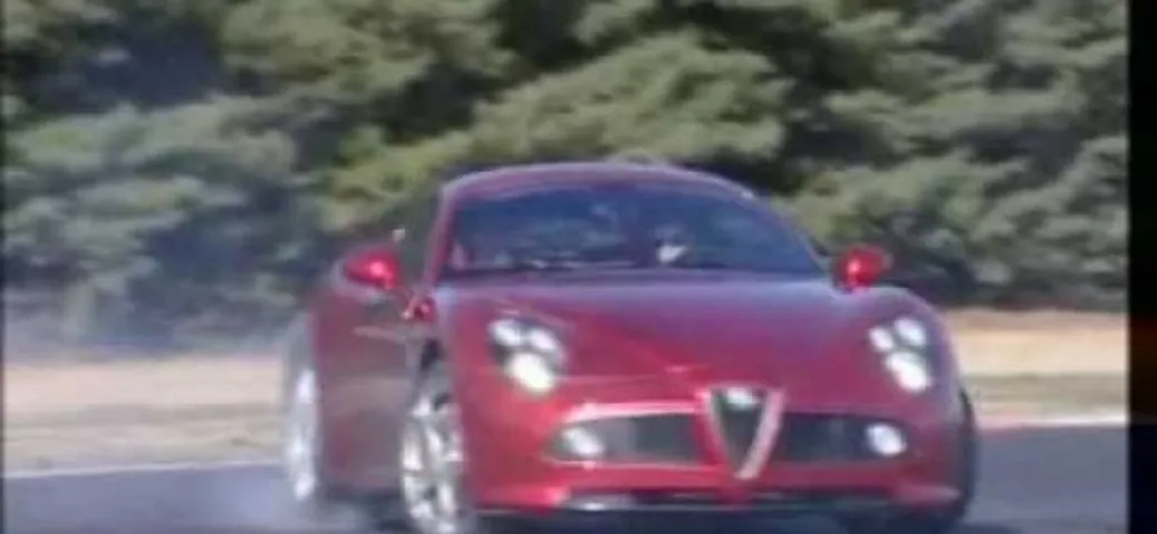 Casey Stoner si diverte su una Rossa a 4 ruote: la Alfa Romeo 8C