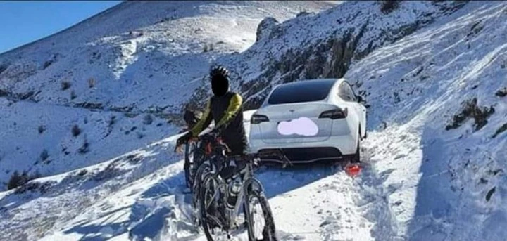 Abbandonano una Tesla dopo essere rimasti bloccati nella neve