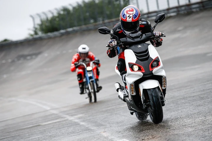Peugeot Speedfight 4 50 da record con Masbou (Moto3)