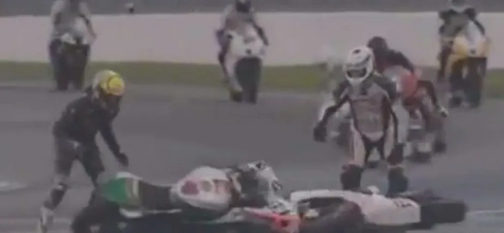 Le comiche di Benny Hill in pista [video]