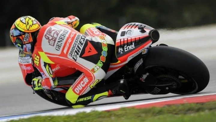 MotoGP Misano, i tre moschettieri (Stoner, Lorenzo, Pedrosa) dominano. Rossi-Ducati, crisi (nera) continua
