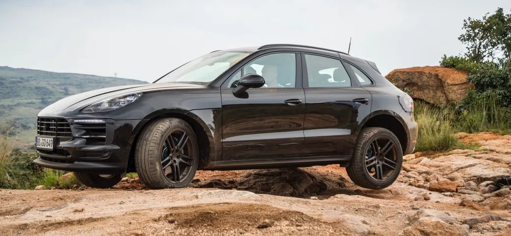 Porsche Macan: video e foto spia 'ufficiali' della versione restyling