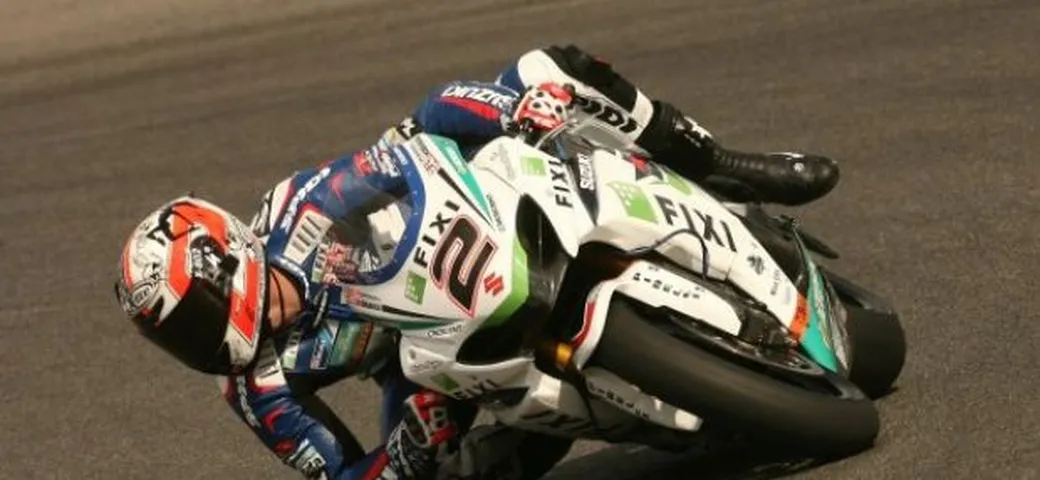 SBK, Magny Cours: Leon Camier davanti nel warm-up bagnato. Si accende il duello Biaggi-Melandri