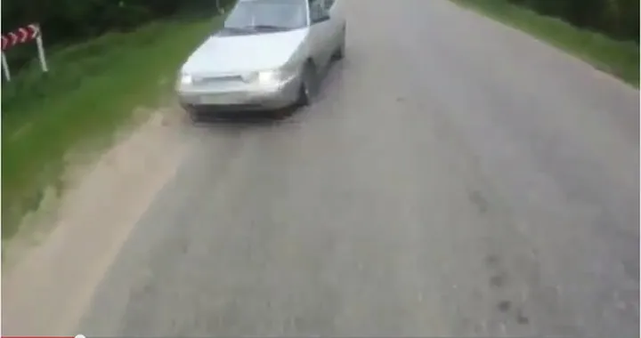 Video: quando il motociclista sfiora un frontale