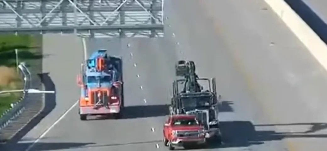 Chevrolet Silverado colpita da un TIR e va a fuoco [Video]