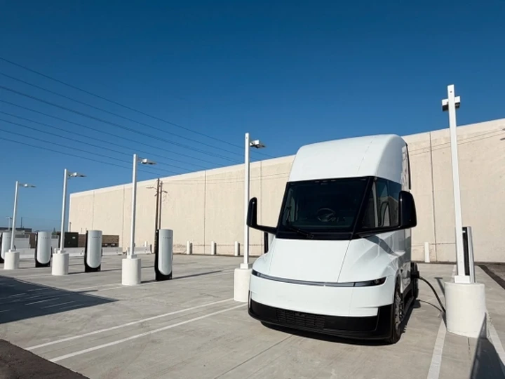 Tesla Semi pronto allo sbarco in Europa: debutto con oltre 800 km di autonomia