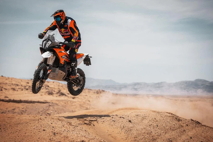 KTM 890 Adventure R Rally 2024: un vero gioiello per gli appassionati di moto off-road