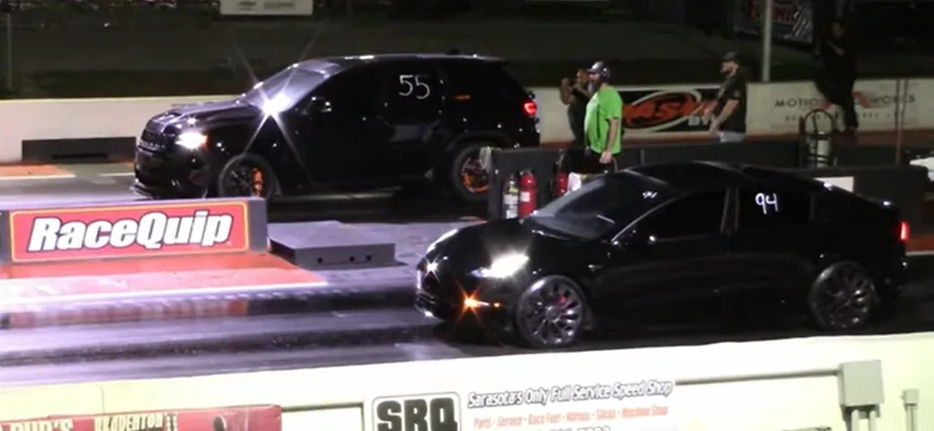 Drag race tripla: Model 3 vs Jeep Trackhawk vs Charger [Video]