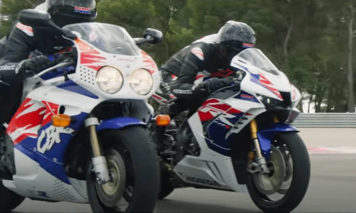 Marc Marquez e Takaaki Nakagami svelano la CBR900RR del '92 e la CBR1000RR-R Fireblade SP 30° Anniversario (Video)