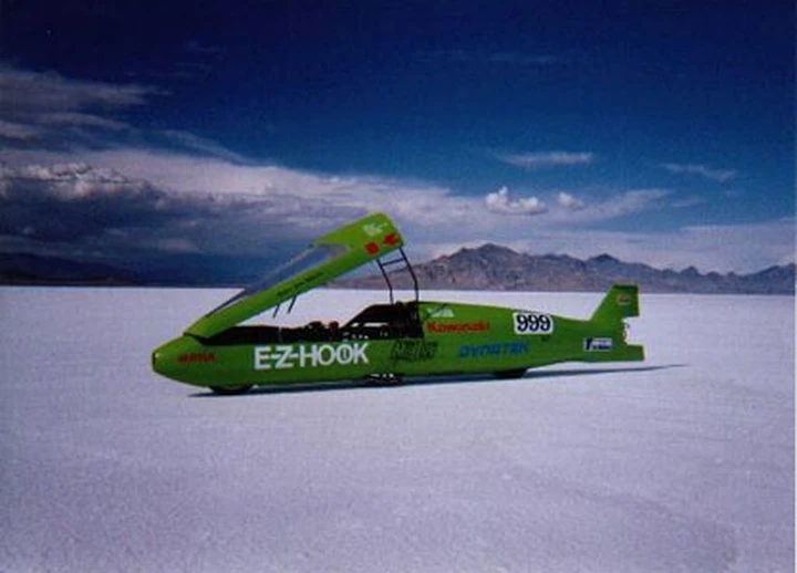 La moto volante: Kawasaki E-Z-Hook Streamliner