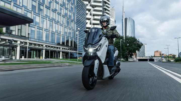 Yamaha NMAX 125 e NMAX 125 Tech Max 2025: performance e stile per la mobilità urbana