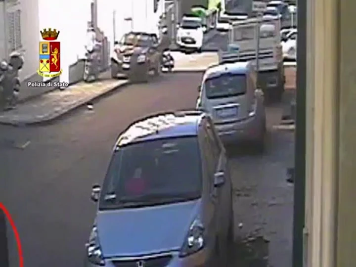 Furto di auto in diretta