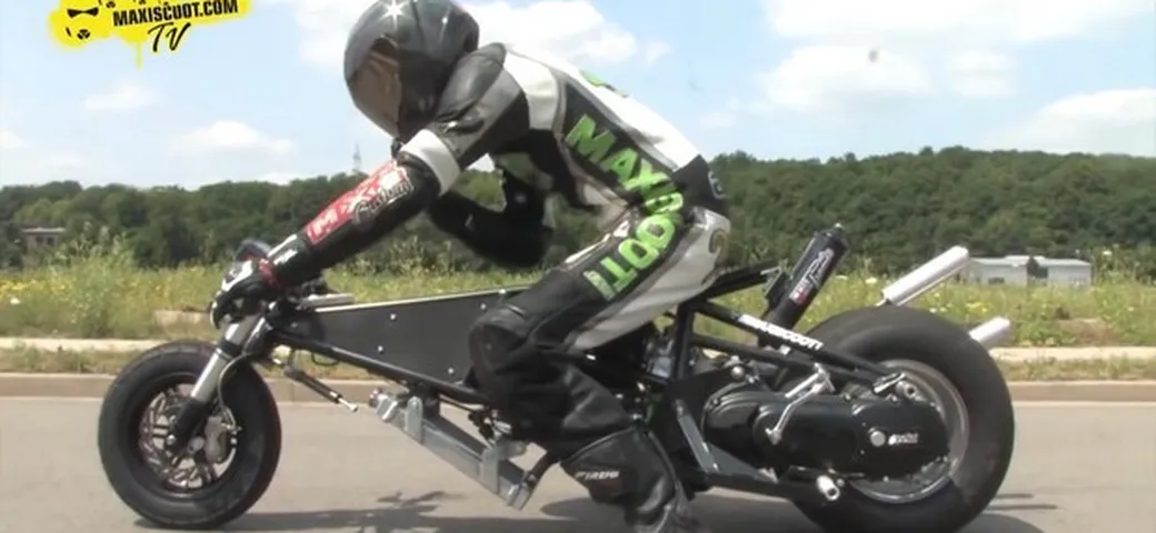 MaxiScoot e il suo drag-scooter bicilindrico da 60 CV [video]