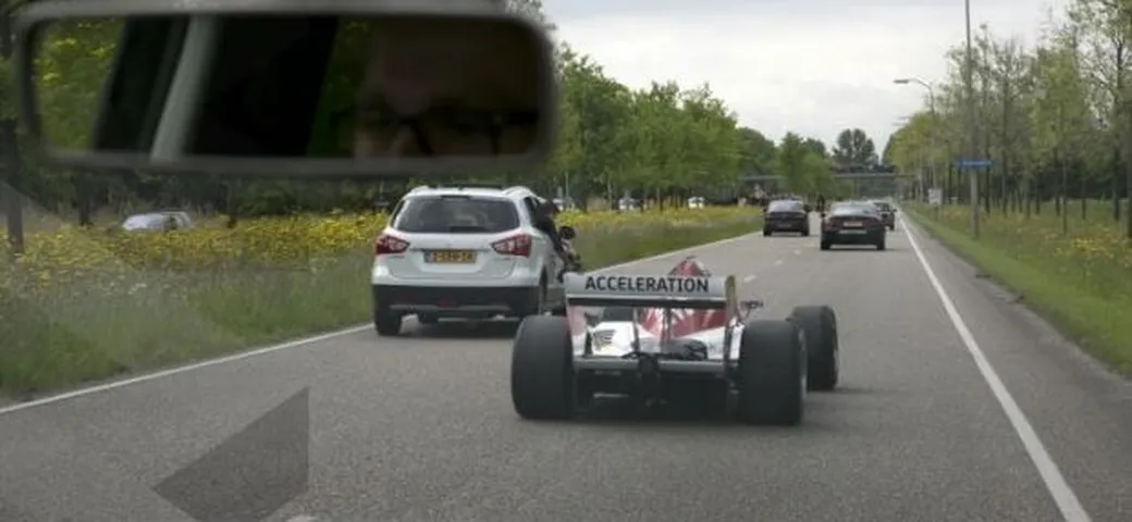 Jos Verstappen guida una monoposto nel traffico