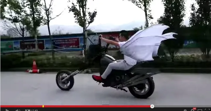 Cina: costruisce una motocicletta pipistrello [Video]