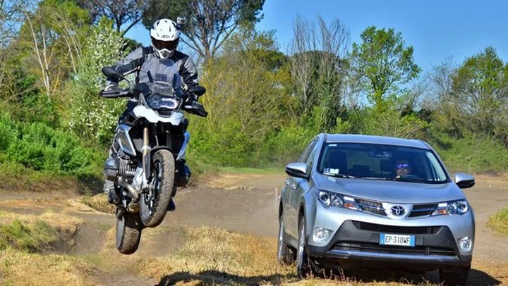 BMW R 1200 GS vs Toyota Rav4: il video test su strada e in off-road