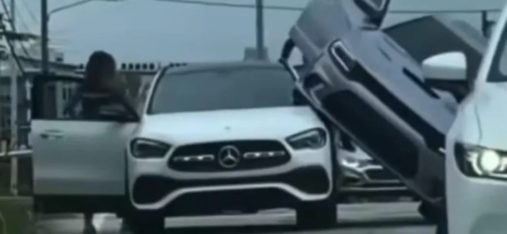 La Dodge Charger finisce sopra una Mercedes GLA [Video]