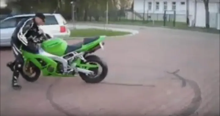 Tiene la moto per le "corna" ma viene infilzato [Video]