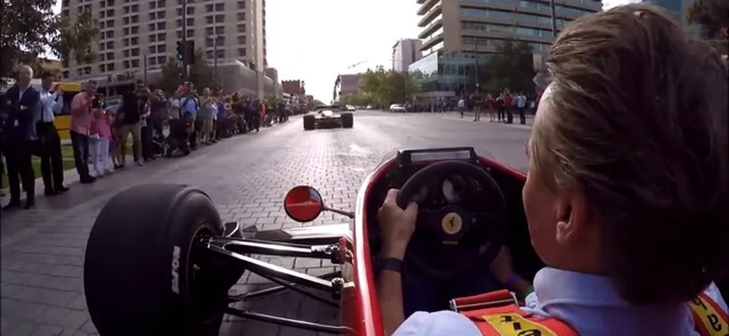 Video: Ferrari di Formula 1 sulle strade dell'Australia