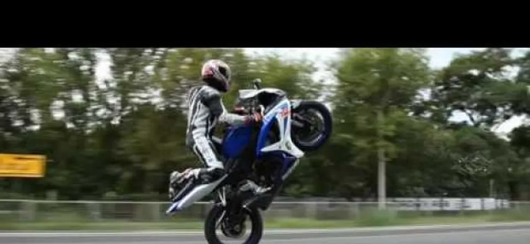 Video: stunt riding ignorante con l'Adrenaline Motorsport team