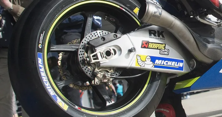 Nanotecnologia in MotoGP? Uomini Nanoprom nei box Suzuki